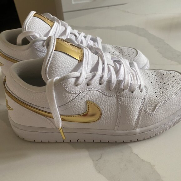 Wmns Air Jordan 1 Retro Low 'White Metallic Gold' – Size US 8.5 W - Picture 5 of 10